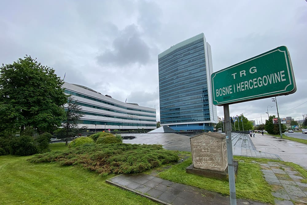 Godišnja zarada parlamentaraca 100