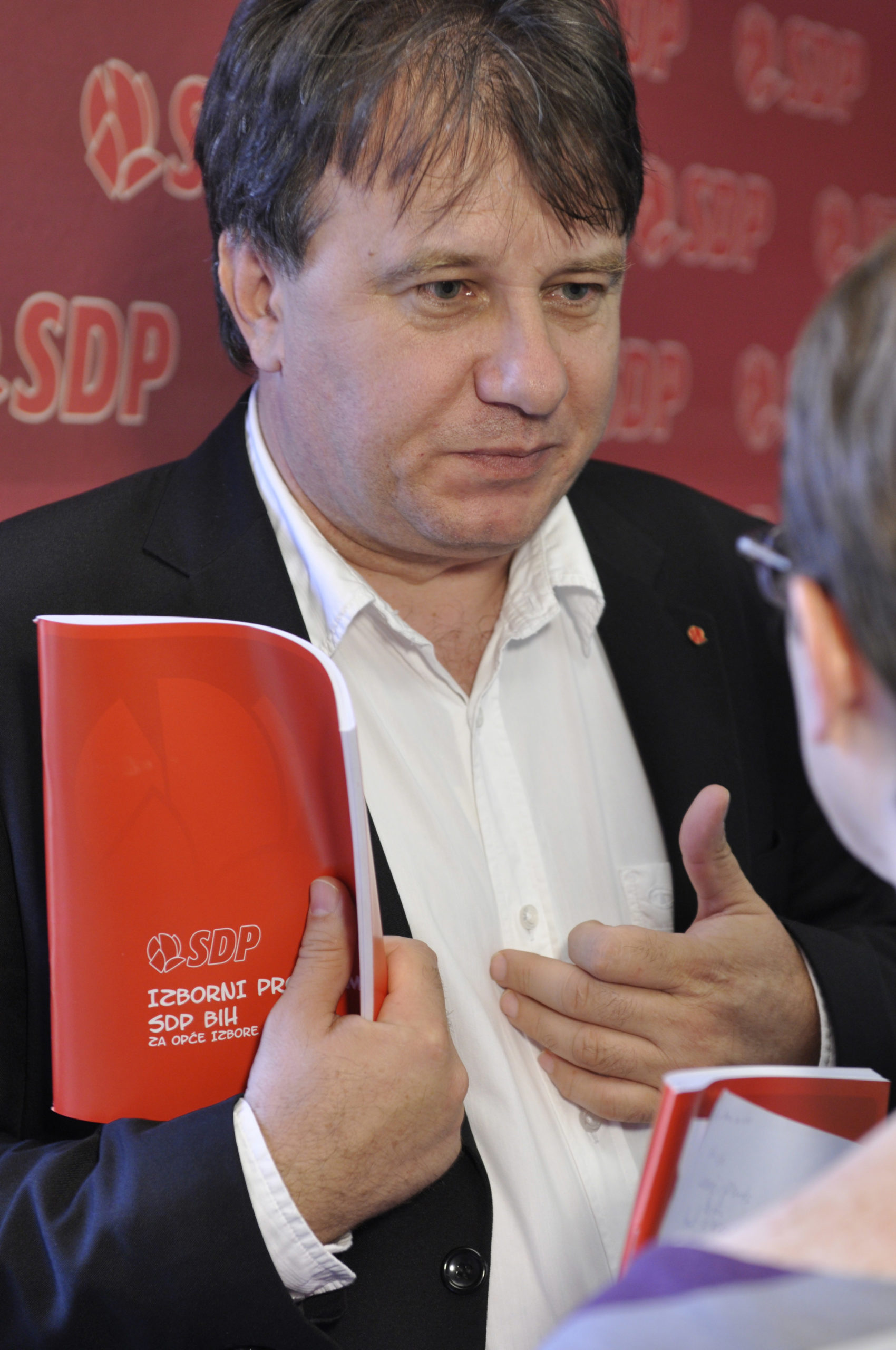 Premijer FBiH Nermin Nikšić i njegova supruga Nadija danas imaju dva stana, vikendicu i skupocjeni automobil. 2002. godine su imali samo automobil od 5.500 KM. (Foto: CIN)