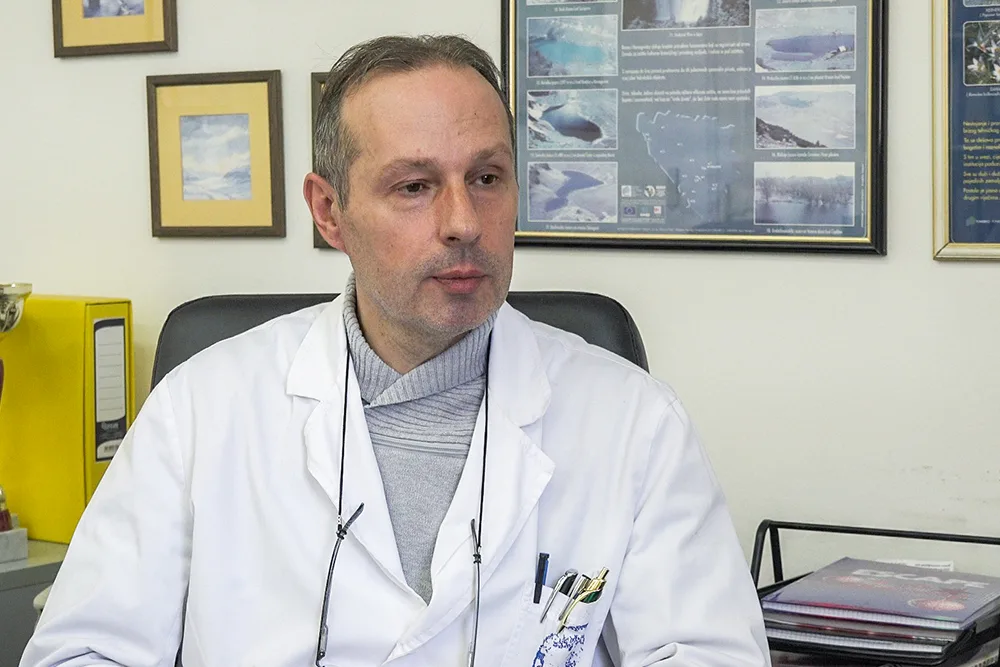 Hemijski inženjer Amel Salihagić kaže da voda u koritu potoka Sušice, koji prolazi pored deponije, spada u najlošiju kategoriju vodotoka (Foto: CIN)