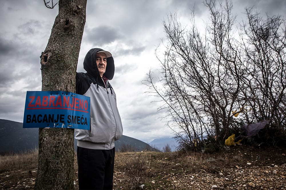 Smajo Hodžić, a retiree, together with his sons, protested demanding the closure of the landfill, for which they received violation charges (Photo: CIN)