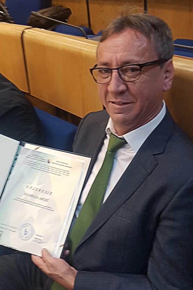 Česti problemi sa zakonom nisu bili prepreka za uspjehe u političkoj karijeri Hamdije Abdića (Foto: Facebook / Hamdija Abdić)