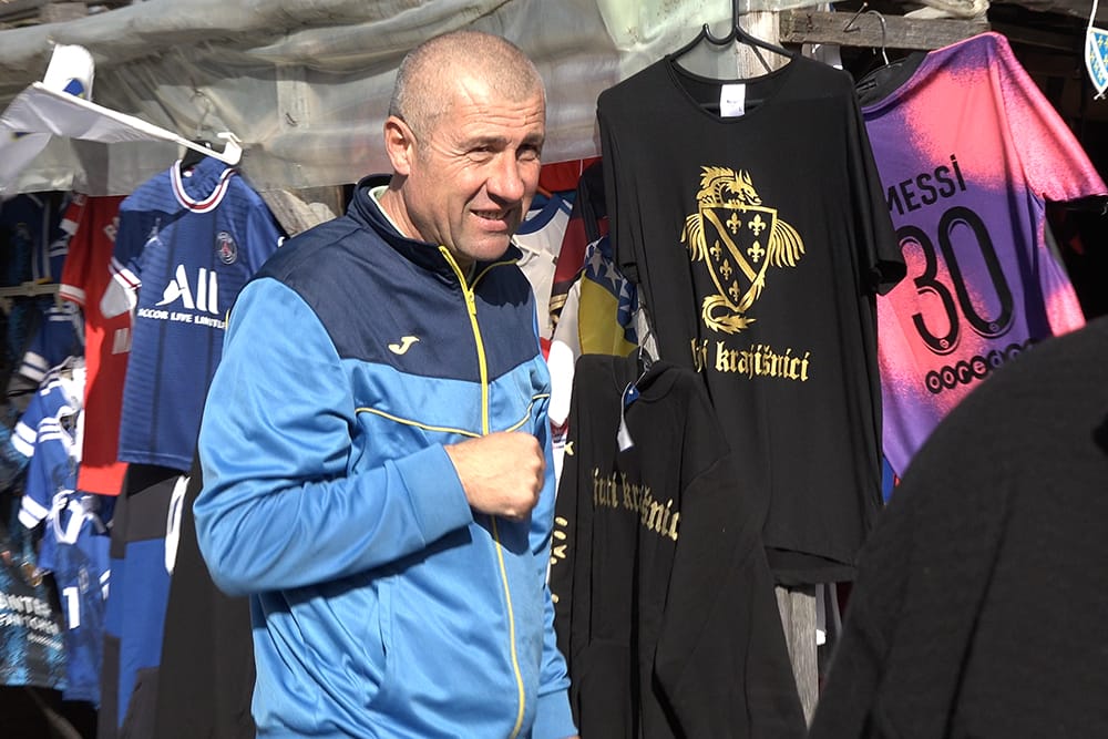 Ibrahim Hasanagić radi na svom štandu na pijaci u Bihaću iako u nalazima piše da je slijep (Foto: CIN)