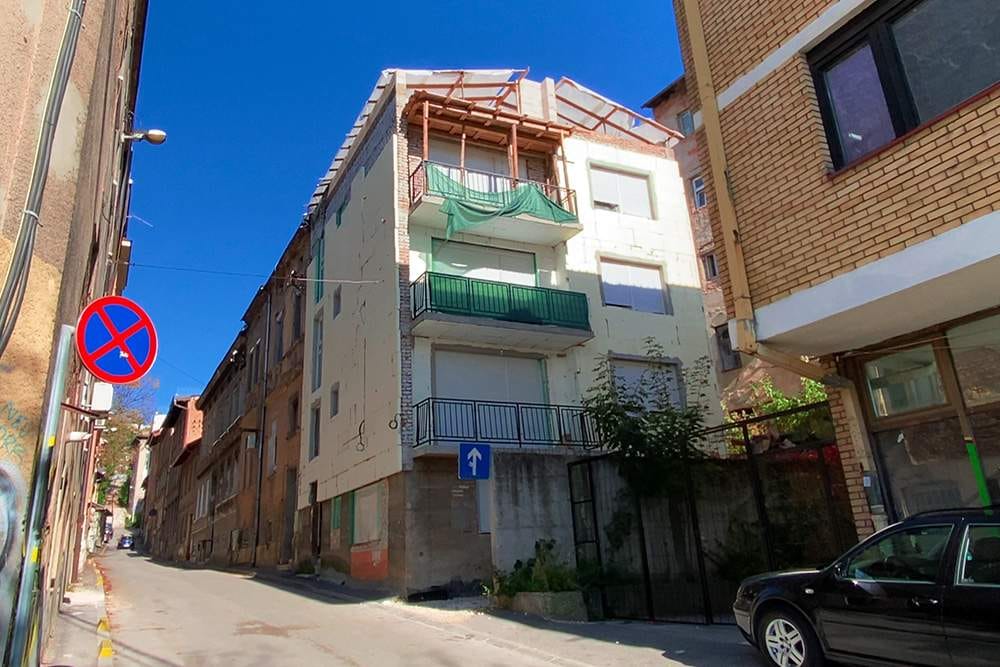 Zgrada u Goruši kod sarajevskog Parka „Hastahana“ procijenjena na više od milion KM je, prema porukama iz Sky aplikacije, dar za penzionerske dane bivšeg načelnika Općine Stari Grad Ibrahima Hadžibajrića (Foto: Dženat Dreković / CIN)