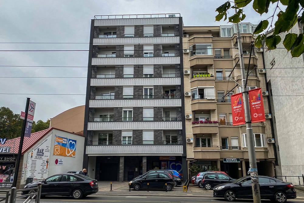 Ranka Ujić resides in an apartment owned by her son Viktor, who acquired it after she assumed her post at the Embassy in Belgrade. (Photo: Dženat Dreković, Facebook)