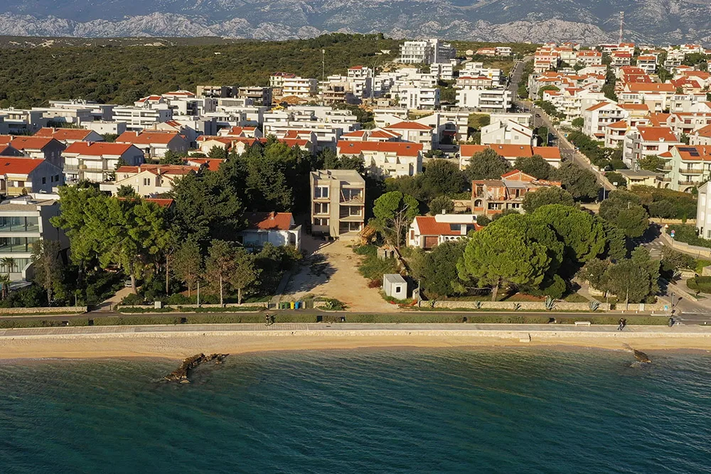 Pera Filipović je platila puni iznos od 955 hiljada KM za dvorište, kuću i dio puta na obali u Novalji na Pagu. Na mjestu stare kuće sada se nalazi nova višespratnica za koju je planirano ulaganje od milion KM (Foto: CIN)