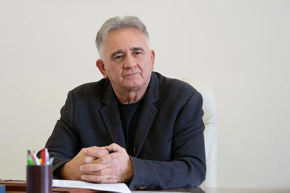 Dopredsjedavajući Skupštine Brčko distrikta Ivo Filipović je u novembru 2024. godine pristao na susret sa CIN-om bez snimanja, govoreći o sebi i svojoj imovini šturo i nepotpuno. Mjesec i po dana kasnije rekao je da je spreman ponuditi ostavku na mjesto u Skupštini ako CIN ne objavi priču (Foto: CIN)