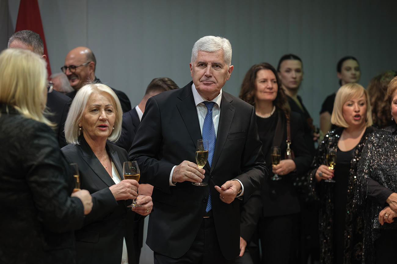 Dragan Čović i Borjana Krišto, predsjednik HDZ-a i njegova zamjenica, na božićnom prijemu u zgradi PSBiH. Iako su mediji bili pozvani, organizatori događaja su se neprilično ponašali prema novinarima – odvojivši ih od ostalih gostiju u skučeni prostor, uz veliko obezbjeđenje, nisu im dozvolili da rade svoj posao (Foto: Dženat Dreković)