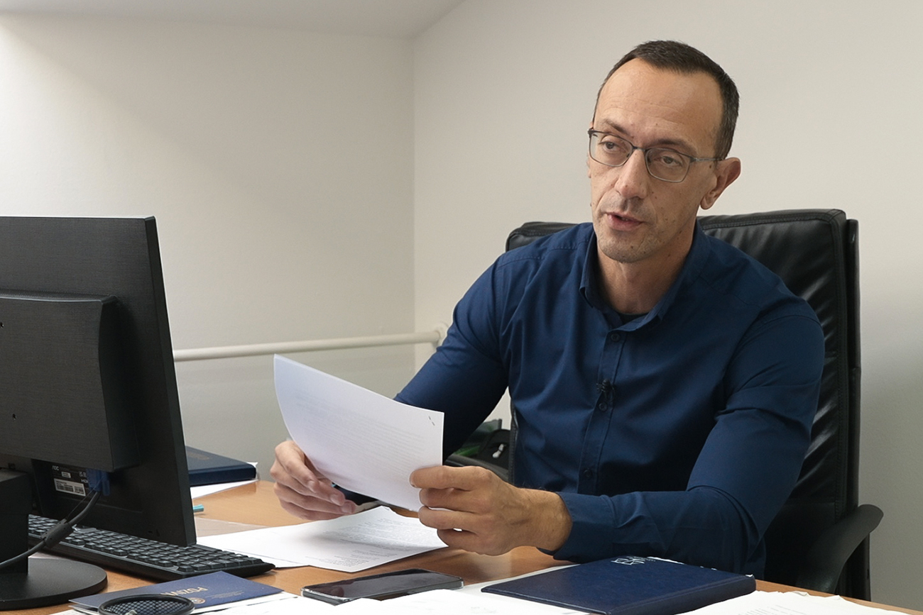 Anel Ramić, šef Službe za inspekcijske poslove Grada Bihaća, smatra da se Kantonalni zakon o prostornom uređenju i građenju mora mijenjati jer propisuje niske novčane kazne zbog kojih investitori ignorišu zabrane gradnje (Foto: CIN)