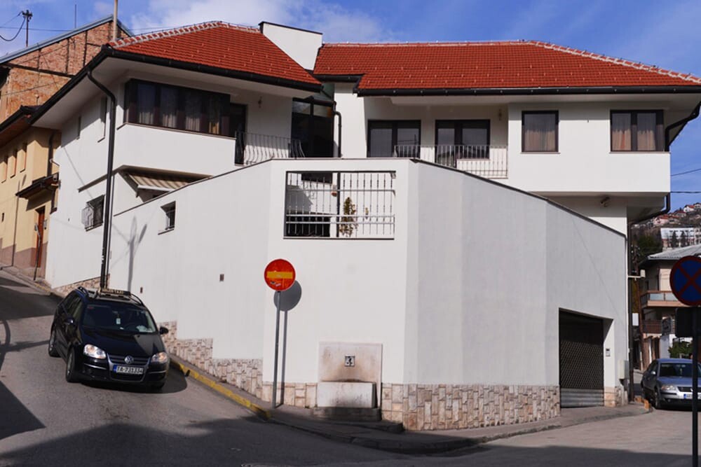 Gavrankapetanovićeva majka Fikreta je vlasnica kuće u Starom Gradu u kojoj je njen sin Faris povremeno živio (Foto: CIN) Gavrankapetanovićeva majka Fikreta je vlasnica kuće u Starom Gradu u kojoj je njen sin Faris povremeno živio (Foto: CIN)