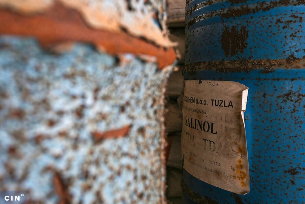 Burad-sa-nepoznatim-sadrzajem-ispred-napustene-zgrade-u-industrijskom-krugu-HAK-Tuzla-2