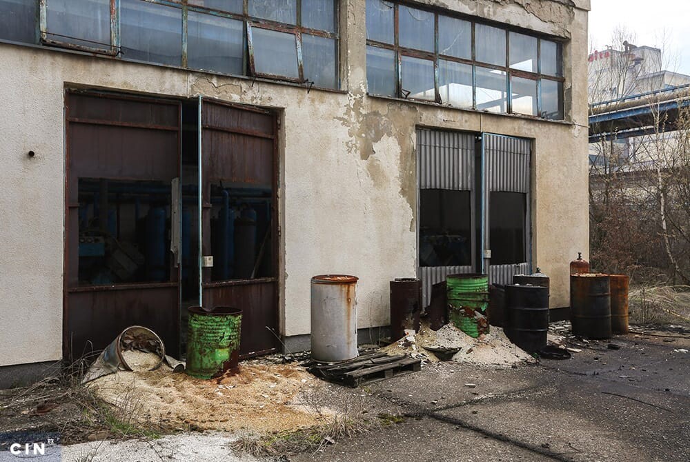 Burad-sa-nepoznatim-sadrzajem-ispred-napustene-zgrade-u-industrijskom-krugu-HAK-Tuzla