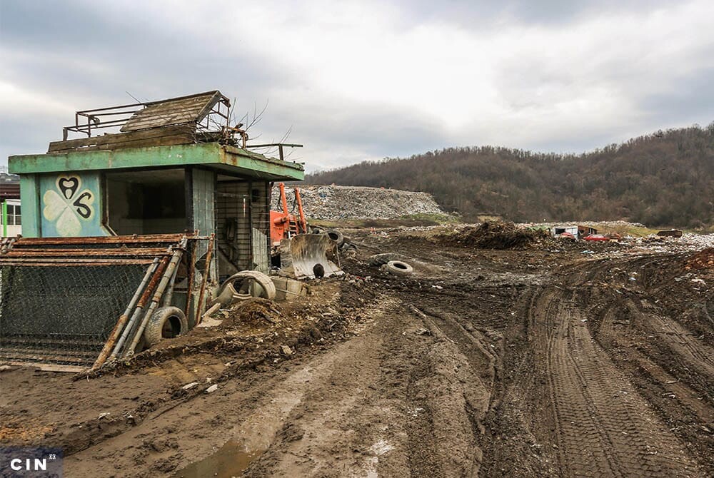 Deponija-Desetine-u-naselju-Moluhe-kod-Tuzle.