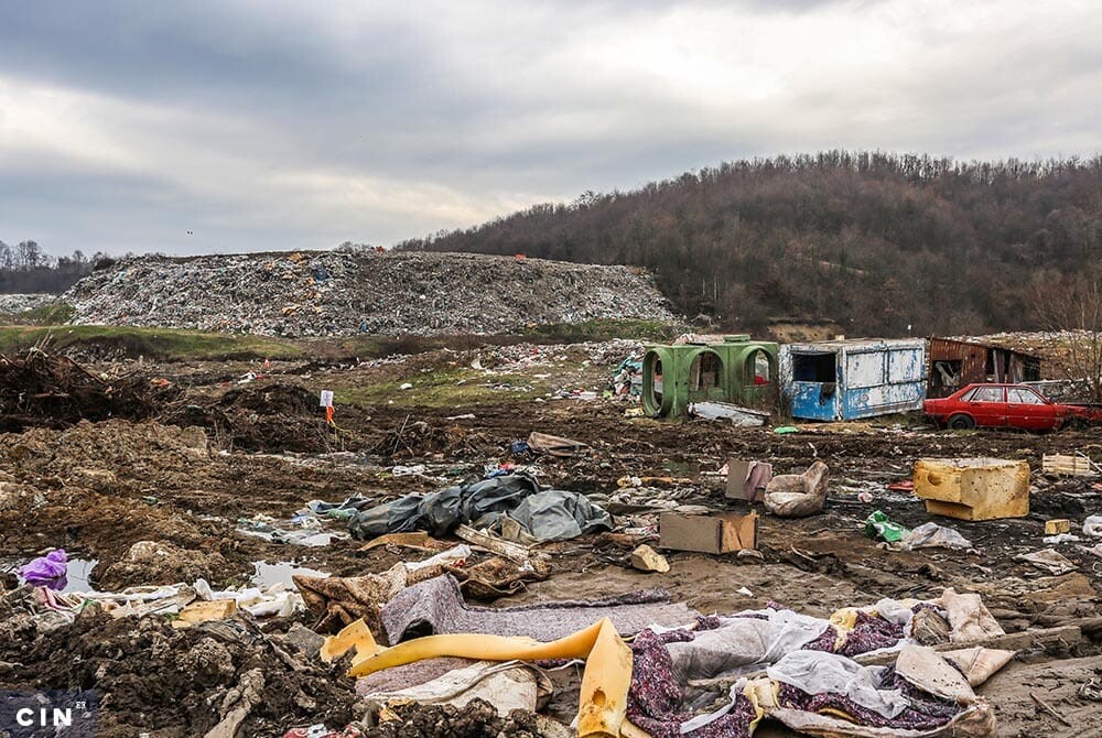 Iako-je-deponija-Desetine-u-naselju-Moluhe-kod-Tuzle-predvidena-za-komunalni-otpad-na-njoj-ima-i-industrijskog-i-opasnog-otpada