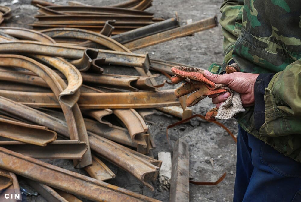 Materijal-ispred-ulaza-u-jamu-Rudnika-Durdevik