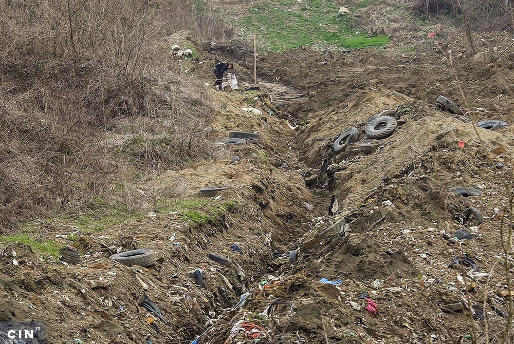 Mjestani-traze-sekundarne-sirovine-u-kanalu-procijednih-voda-na-deponiji-Desetine-u-tuzlanskim-Moluhama