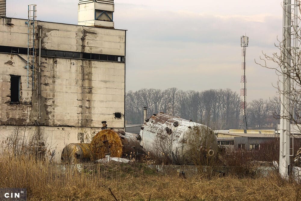 Napusteno-postrojenje-je-odavno-obraslo-vegetacijom-krug-HAK-a-Tuzla