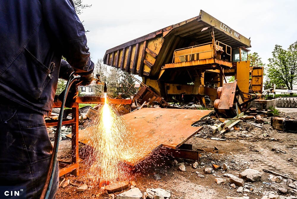 Popravka-masine-ispred-mehanicarskog-odjela