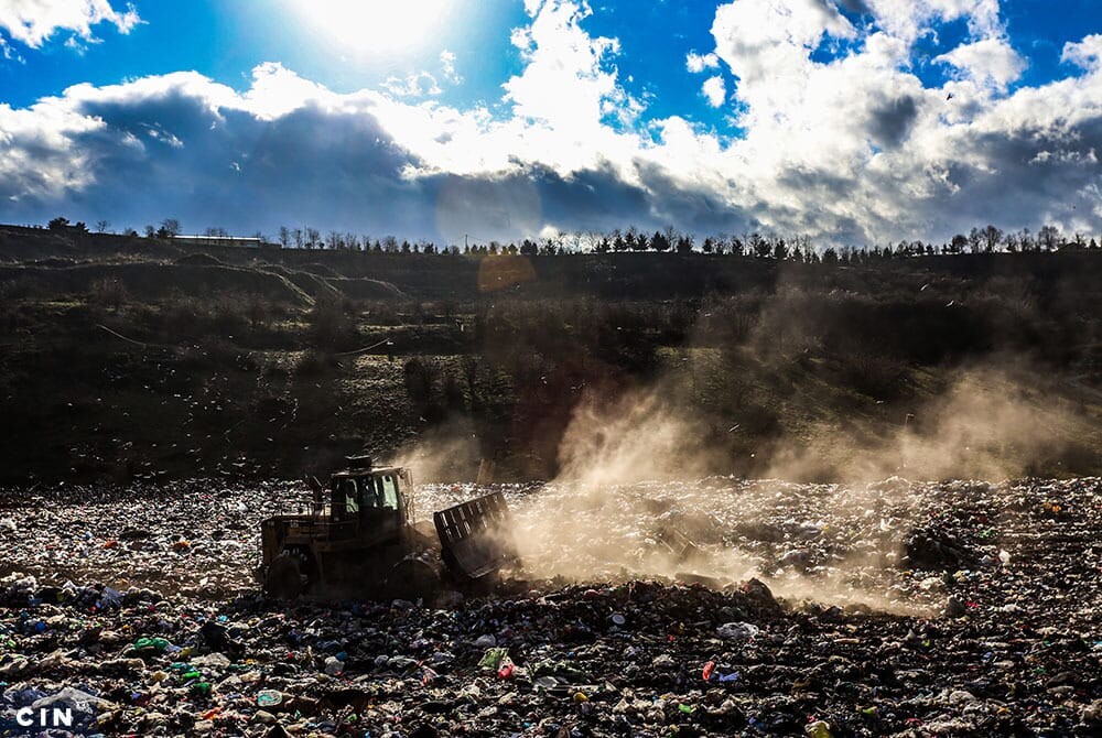 Radna-masina-razvlaci-otpad-po-plohi-deponije-Smiljevici.