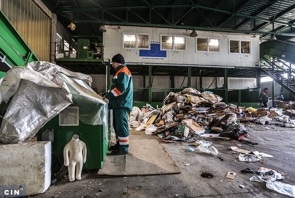 Radnik-KJKP-Rad-u-sortirnici-deponije-Smiljevici.