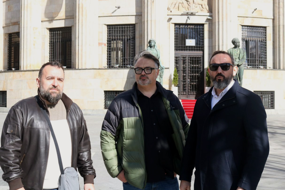 Novinari Nikola Morača, Aleksandar Trifunović i Siniša Vukelić osuđuju Dodikovu izjavu da postoje indicije da su sami inscenirali oštećenja (Foto: Capital.ba)