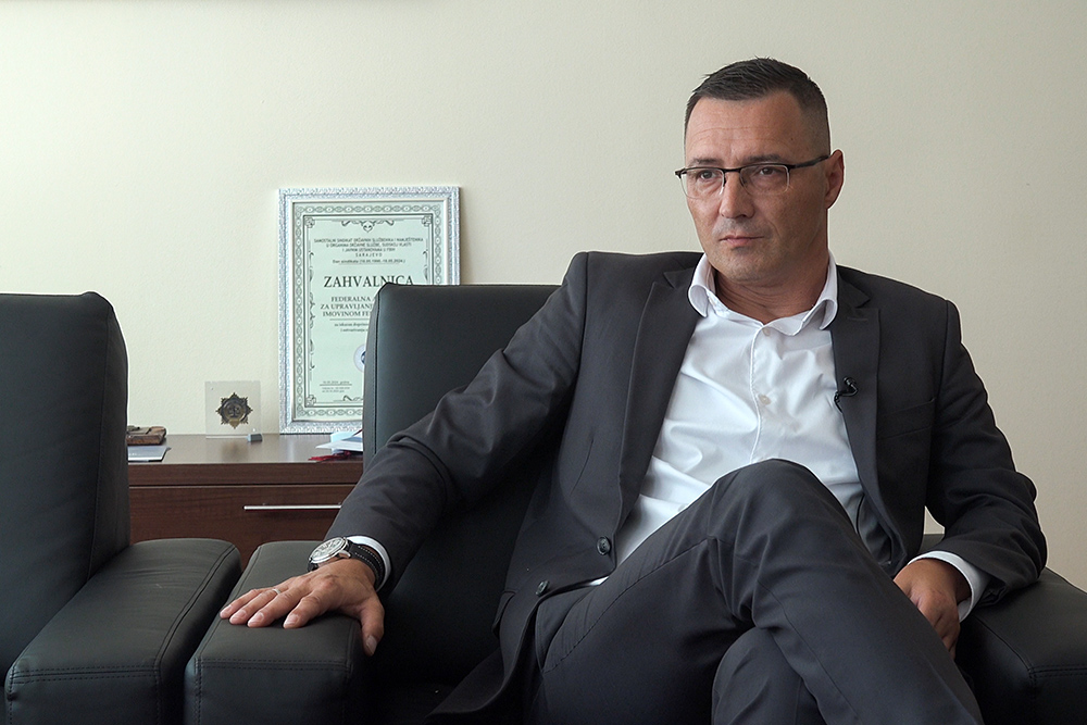 Emir Bašić, v. d. direktora Federalne agencije za upravljanje oduzetom imovinom, kaže da bi oduzimanje nezakonito stečene imovine na državnom nivou trebalo preći u ruke entitetskih agencija (Foto: Dženat Dreković / CIN)