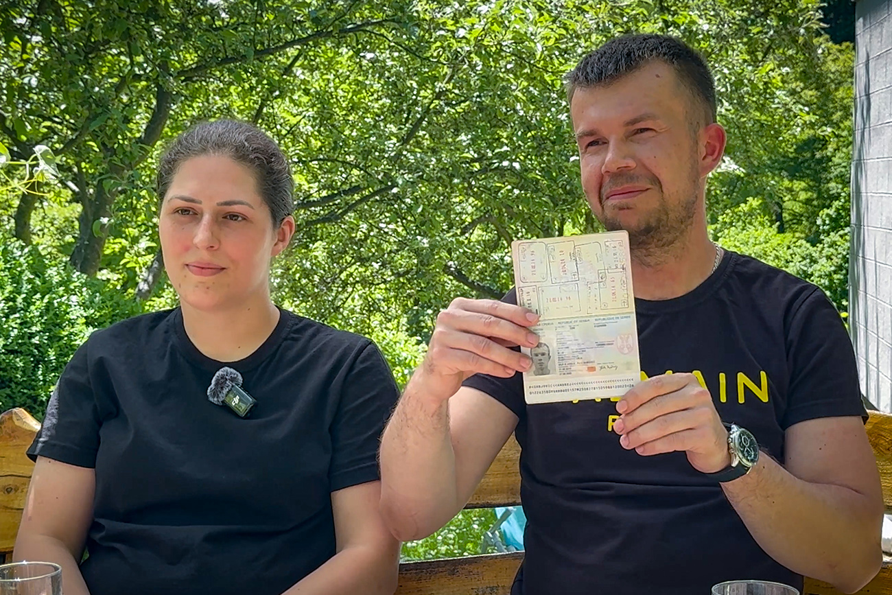 Supružnici Tatjana i Andrej su se ohrabrili javno govoriti o problemima u vezi sa prelaskom granice nakon što su pročitali istraživačku priču CIN-a. Andrej je novinarima rekao kako su se svi podaci u lažnom pasošu koji je koristio Radoje Živković podurarali sa njegovim, osim fotografije (Foto: CIN)